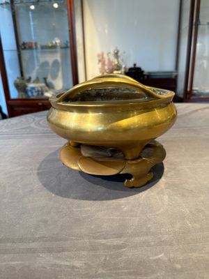 A Chinese bronze censer on stand, Wu Chen Mi Sheng Tang Zhi 戊辰米生堂制 mark, 19th C. — foto 4
