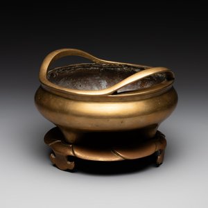 A Chinese bronze censer on stand, Wu Chen Mi Sheng Tang Zhi 戊辰米生堂制 mark, 19th C. — foto 1