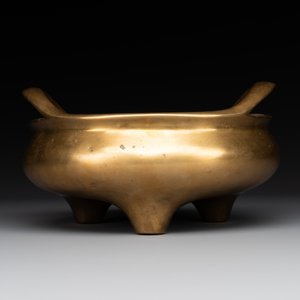 A Chinese bronze censer on stand, Wu Chen Mi Sheng Tang Zhi 戊辰米生堂制 mark, 19th C. — foto 2