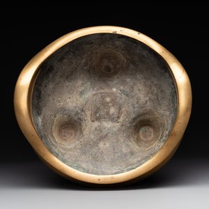 A Chinese bronze censer on stand, Wu Chen Mi Sheng Tang Zhi 戊辰米生堂制 mark, 19th C. — foto 6