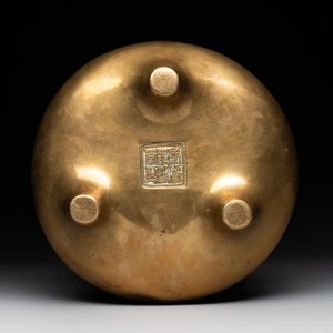 A Chinese bronze censer on stand, Wu Chen Mi Sheng Tang Zhi 戊辰米生堂制 mark, 19th C. — foto 7