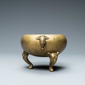 A Chinese bronze censer with elephant head handles and feet, Qianlong mark and of the period — photo 4