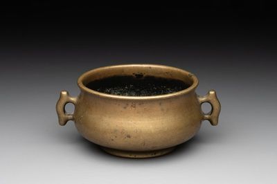 A Chinese bronze censer with 'ji 戟' handles, Xuande mark, 18th C.