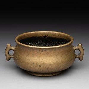A Chinese bronze censer with 'ji 戟' handles, Xuande mark, 18th C. — photo 1