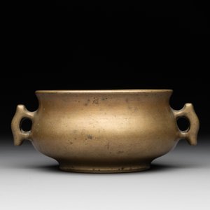 A Chinese bronze censer with 'ji 戟' handles, Xuande mark, 18th C. — photo 2