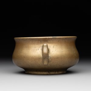 A Chinese bronze censer with 'ji 戟' handles, Xuande mark, 18th C. — photo 3