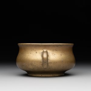 A Chinese bronze censer with 'ji 戟' handles, Xuande mark, 18th C. — photo 5