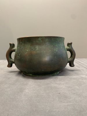 A Chinese bronze censer with 'ji 戟' handles, Zhi Xuan 致軒 mark, 17/18th C. — photo 3