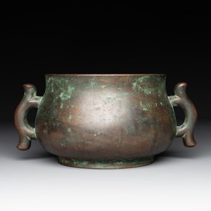 A Chinese bronze censer with 'ji 戟' handles, Zhi Xuan 致軒 mark, 17/18th C. — photo 2