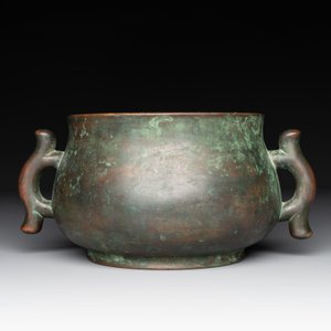 A Chinese bronze censer with 'ji 戟' handles, Zhi Xuan 致軒 mark, 17/18th C. — photo 4