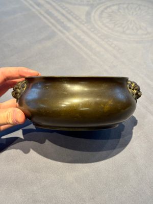 A Chinese bronze censer with lion-form handles, 大明宣德五年監造工部官監吳邦佐造 mark, 18th C. — photo 4