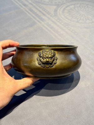 A Chinese bronze censer with lion-form handles, 大明宣德五年監造工部官監吳邦佐造 mark, 18th C. — photo 5