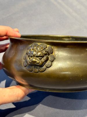 A Chinese bronze censer with lion-form handles, 大明宣德五年監造工部官監吳邦佐造 mark, 18th C. — photo 6
