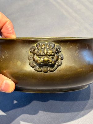 A Chinese bronze censer with lion-form handles, 大明宣德五年監造工部官監吳邦佐造 mark, 18th C. — photo 7