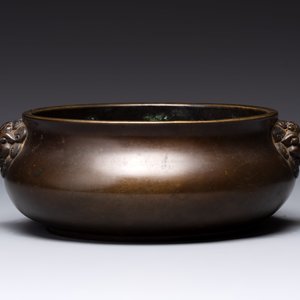 A Chinese bronze censer with lion-form handles, 大明宣德五年監造工部官監吳邦佐造 mark, 18th C. — photo 3
