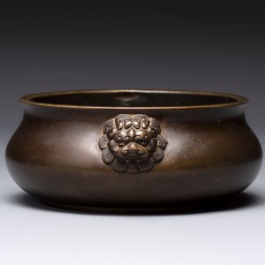 A Chinese bronze censer with lion-form handles, 大明宣德五年監造工部官監吳邦佐造 mark, 18th C. — photo 4