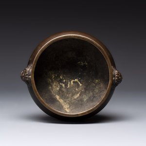 A Chinese bronze censer with lion-form handles, 大明宣德五年監造工部官監吳邦佐造 mark, 18th C. — photo 5