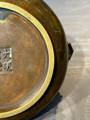 A Chinese bronze censer with lion handles, Xuande mark, 17/18th C. — foto 12