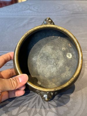 A Chinese bronze censer with lion handles, Xuande mark, 17/18th C. — foto 5