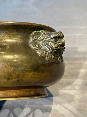 A Chinese bronze censer with lion handles, Xuande mark, 17/18th C. — foto 8