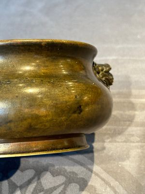 A Chinese bronze censer with lion handles, Xuande mark, 17/18th C. — foto 9