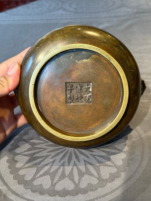 A Chinese bronze censer with lion handles, Xuande mark, 17/18th C. — foto 10
