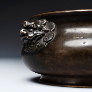 A Chinese bronze censer with lion handles, Xuande mark, 17/18th C. — foto 2