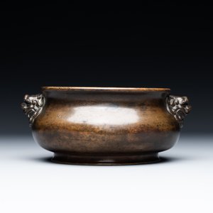 A Chinese bronze censer with lion handles, Xuande mark, 17/18th C. — foto 3