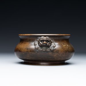 A Chinese bronze censer with lion handles, Xuande mark, 17/18th C. — foto 4