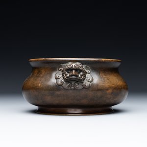 A Chinese bronze censer with lion handles, Xuande mark, 17/18th C. — foto 6