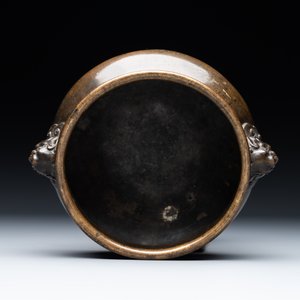 A Chinese bronze censer with lion handles, Xuande mark, 17/18th C. — foto 7