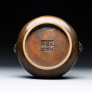 A Chinese bronze censer with lion handles, Xuande mark, 17/18th C. — foto 8