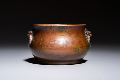 A Chinese bronze censer with lion-head handles and relief dragon design, Lu Gu Zhai 侶古齋 mark, 18/19th C. — photo 1