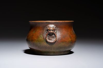 A Chinese bronze censer with lion-head handles and relief dragon design, Lu Gu Zhai 侶古齋 mark, 18/19th C. — photo 2
