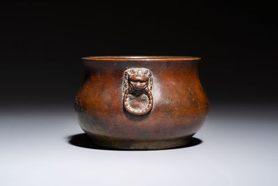 A Chinese bronze censer with lion-head handles and relief dragon design, Lu Gu Zhai 侶古齋 mark, 18/19th C. — photo 4