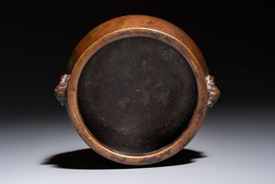 A Chinese bronze censer with lion-head handles and relief dragon design, Lu Gu Zhai 侶古齋 mark, 18/19th C. — photo 5