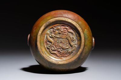 A Chinese bronze censer with lion-head handles and relief dragon design, Lu Gu Zhai 侶古齋 mark, 18/19th C. — photo 6