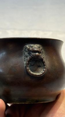A Chinese bronze censer with lion-head handles and relief dragon design, Lu Gu Zhai 侶古齋 mark, 18/19th C. — photo 8
