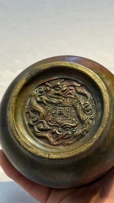 A Chinese bronze censer with lion-head handles and relief dragon design, Lu Gu Zhai 侶古齋 mark, 18/19th C. — photo 9