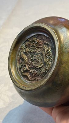 A Chinese bronze censer with lion-head handles and relief dragon design, Lu Gu Zhai 侶古齋 mark, 18/19th C. — photo 10