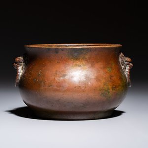 A Chinese bronze censer with lion-head handles and relief dragon design, Lu Gu Zhai 侶古齋 mark, 18/19th C. — photo 1
