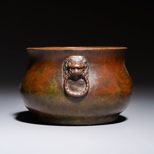 A Chinese bronze censer with lion-head handles and relief dragon design, Lu Gu Zhai 侶古齋 mark, 18/19th C. — photo 2