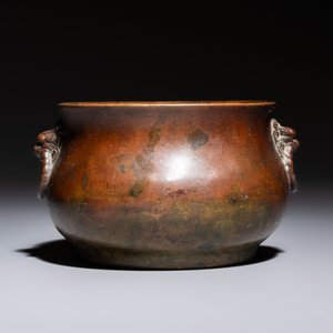 A Chinese bronze censer with lion-head handles and relief dragon design, Lu Gu Zhai 侶古齋 mark, 18/19th C. — photo 3