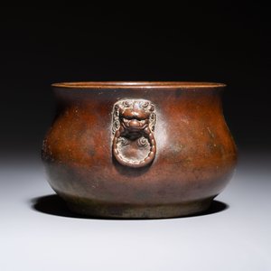 A Chinese bronze censer with lion-head handles and relief dragon design, Lu Gu Zhai 侶古齋 mark, 18/19th C. — photo 4