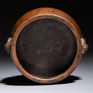 A Chinese bronze censer with lion-head handles and relief dragon design, Lu Gu Zhai 侶古齋 mark, 18/19th C. — photo 5