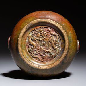 A Chinese bronze censer with lion-head handles and relief dragon design, Lu Gu Zhai 侶古齋 mark, 18/19th C. — photo 6