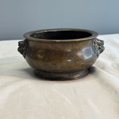 A Chinese bronze censer with lion-head handles — foto 4