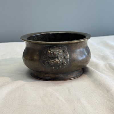 A Chinese bronze censer with lion-head handles — foto 5