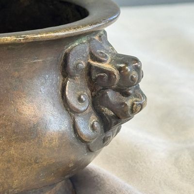 A Chinese bronze censer with lion-head handles — foto 6