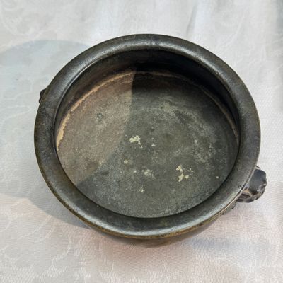 A Chinese bronze censer with lion-head handles — foto 7